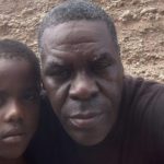 Niño recuperado junto a su intermediario