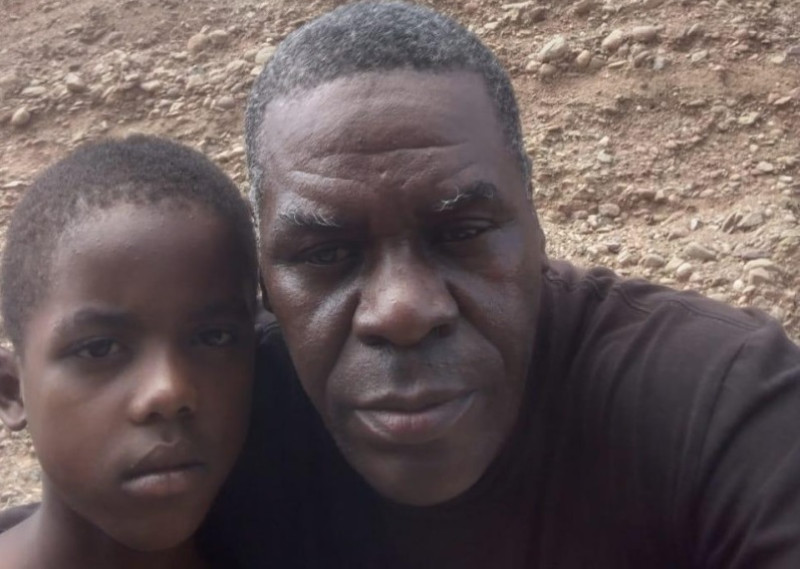 Niño recuperado junto a su intermediario